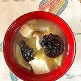 白菜、木綿豆腐、ブナシメジ、きくらげのお味噌汁